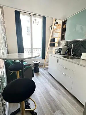 Cuisine ou kitchenette dans l'établissement The GARDEN - cosy studio with AC in the very center of Paris