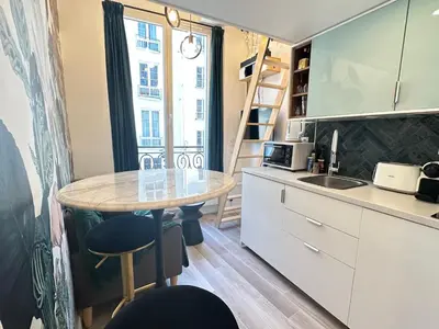 Cuisine ou kitchenette dans l'établissement The GARDEN - cosy studio with AC in the very center of Paris
