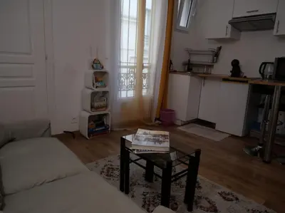 Cuisine ou kitchenette dans l'établissement a studio in heart of Montmart sacré coeur