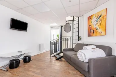 Télévision ou salle de divertissement dans l'établissement Stylish Accommodation in the middle of Paris