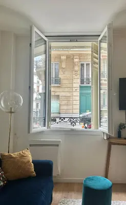Télévision ou salle de divertissement dans l'établissement Grand Studio au Cœur de Paris quartier Latin