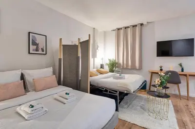 Télévision ou salle de divertissement dans l'établissement Grand Studio au Cœur de Paris quartier Latin