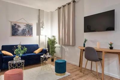 Télévision ou salle de divertissement dans l'établissement Grand Studio au Cœur de Paris quartier Latin
