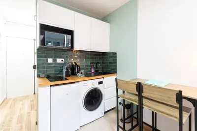Cuisine ou kitchenette dans l'établissement Studio Moderne au coeur de Paris