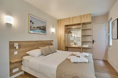 Un ou plusieurs lits dans un hébergement de l'établissement Residence Le Marais by Studio prestige