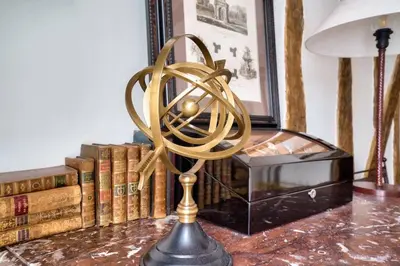 Bibliothèque dans l'appartement
