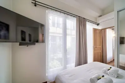 Télévision ou salle de divertissement dans l'établissement Superbe maisonnette neuve au coeur de Paris