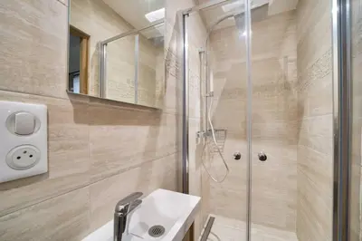 Salle de bains dans l'établissement Superbe maisonnette neuve au coeur de Paris