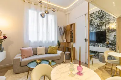Télévision ou salle de divertissement dans l'établissement Studio avec mezzanine Arc de Triomphe