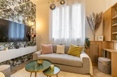 Télévision ou salle de divertissement dans l'établissement Studio avec mezzanine Arc de Triomphe