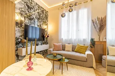 Télévision ou salle de divertissement dans l'établissement Studio avec mezzanine Arc de Triomphe