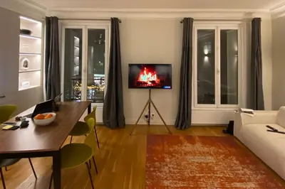 Télévision ou salle de divertissement dans l'établissement Coeur de Montorgueil angle Tiquetonne ensoleillé