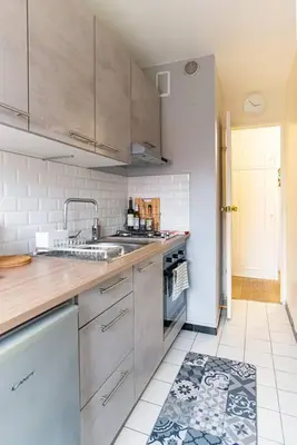 Cuisine ou kitchenette dans l'établissement Studio with Balcony