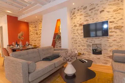 Télévision ou salle de divertissement dans l'établissement Lovely Apartment, heart of Paris center