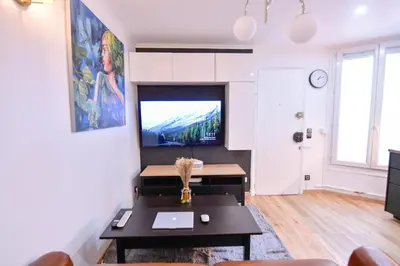 Télévision ou salle de divertissement dans l'établissement Paris La Villette - Charming Apartment 2 rooms