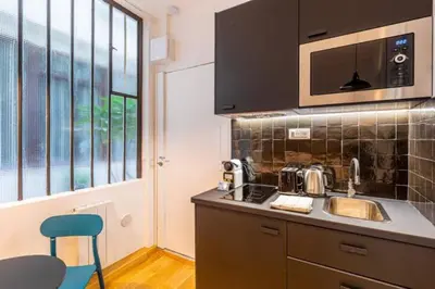 Cuisine ou kitchenette dans l'établissement La Nuance Boisée - Proche Marais - By MonPetitFaré