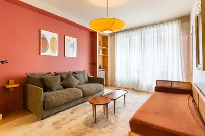 Coin salon dans l'établissement Le Confidentiel - Montmartre