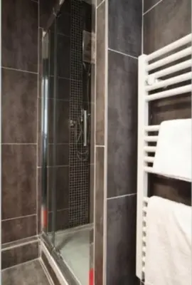 Salle de bains dans l'établissement Marché aux Puces de Saint-Ouen