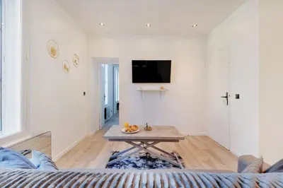 Télévision ou salle de divertissement dans l'établissement Appartement aux Portes de Paris