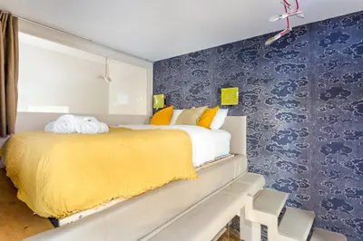Un ou plusieurs lits dans un hébergement de l'établissement Design et confort near Champs Elysees