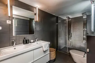 Salle de bains dans l'établissement Design et confort near Champs Elysees