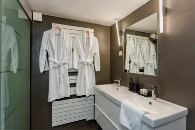 Salle de bains dans l'établissement Design et confort near Champs Elysees
