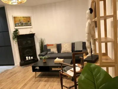 Coin salon dans l'établissement Rare appartement d'architecte en haut de Montmartre