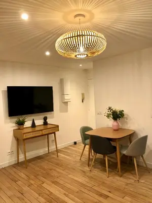 Télévision ou salle de divertissement dans l'établissement Rare appartement d'architecte en haut de Montmartre