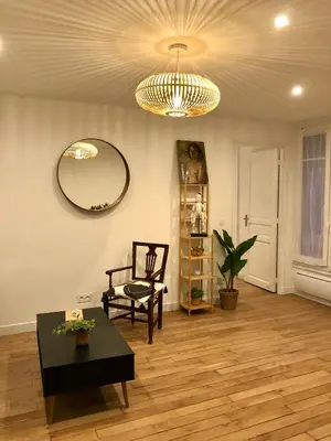 Coin salon dans l'établissement Rare appartement d'architecte en haut de Montmartre