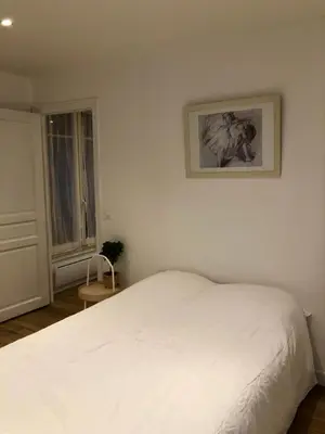 Un ou plusieurs lits dans un hébergement de l'établissement Rare appartement d'architecte en haut de Montmartre