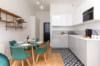 Cuisine ou kitchenette dans l'établissement Cosy Apartment near the Invalides