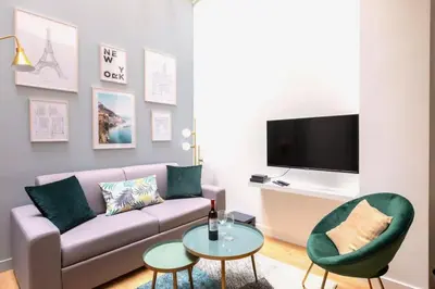 Télévision ou salle de divertissement dans l'établissement Cosy Apartment near the Invalides