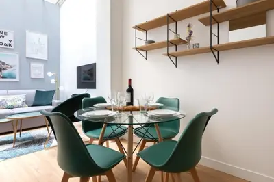 Coin salon dans l'établissement Cosy Apartment near the Invalides