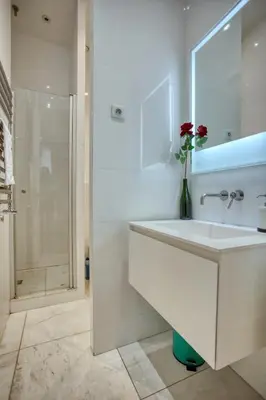 Salle de bains dans l'établissement Luxueux 200m2 5CH Champs Elysées à 1min Perle Rare