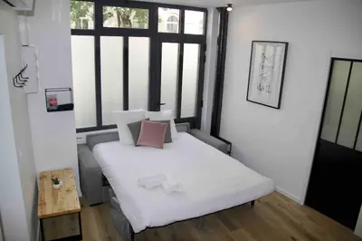 Un ou plusieurs lits dans un hébergement de l'établissement Another brick in the wall Apartment in Paris Sleeps 9