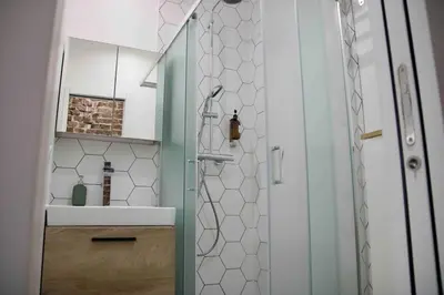 Salle de bains dans l'établissement Another brick in the wall Apartment in Paris Sleeps 9