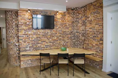 Télévision ou salle de divertissement dans l'établissement Another brick in the wall Apartment in Paris Sleeps 9