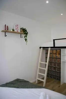 Un ou plusieurs lits dans un hébergement de l'établissement Another brick in the wall Apartment in Paris Sleeps 9