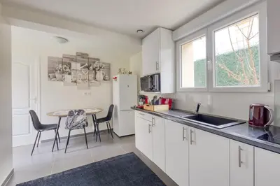 Cuisine ou kitchenette dans l'établissement Gold&Silver Quiet House Pro-Family