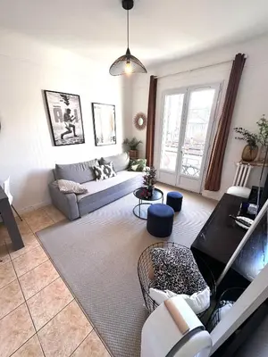 Coin salon dans l'établissement Appartement avec balcon, 5 min du Métro 1-6, Nation, Disneyland, Zoo, Bois de Vincennes