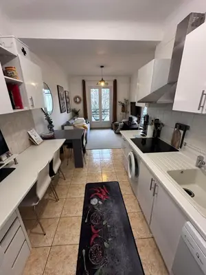 Cuisine ou kitchenette dans l'établissement Appartement avec balcon, 5 min du Métro 1-6, Nation, Disneyland, Zoo, Bois de Vincennes