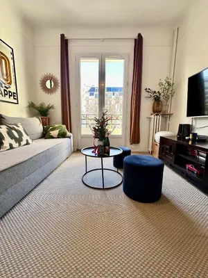 Télévision ou salle de divertissement dans l'établissement Appartement avec balcon, 5 min du Métro 1-6, Nation, Disneyland, Zoo, Bois de Vincennes