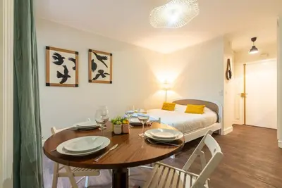 Un ou plusieurs lits dans un hébergement de l'établissement Appartement proche Champs Elysées