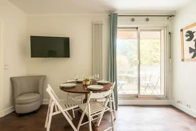 Télévision ou salle de divertissement dans l'établissement Appartement proche Champs Elysées