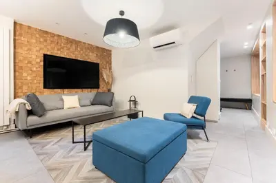 Télévision ou salle de divertissement dans l'établissement Eiffel Tower - 4 Bedrooms like a Hotel