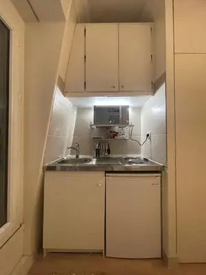 Cuisine ou kitchenette dans l'établissement Charming Studio superb location in 7th district Paris