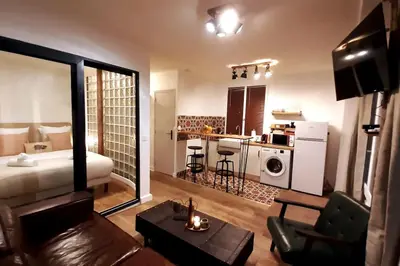 Télévision ou salle de divertissement dans l'établissement Midnight in Paris Montmartre