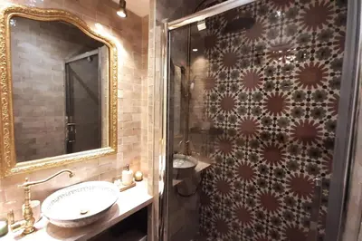 Salle de bains dans l'établissement Midnight in Paris Montmartre