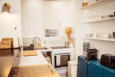 Cuisine ou kitchenette dans l'établissement Newly Remodeled 2Bed APT with Elevator - Mobility Lease for Students and Work ONLY- Minimum 30 night stays
