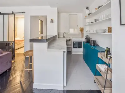 Cuisine ou kitchenette dans l'établissement Newly Remodeled 2Bed APT with Elevator - Mobility Lease for Students and Work ONLY- Minimum 30 night stays